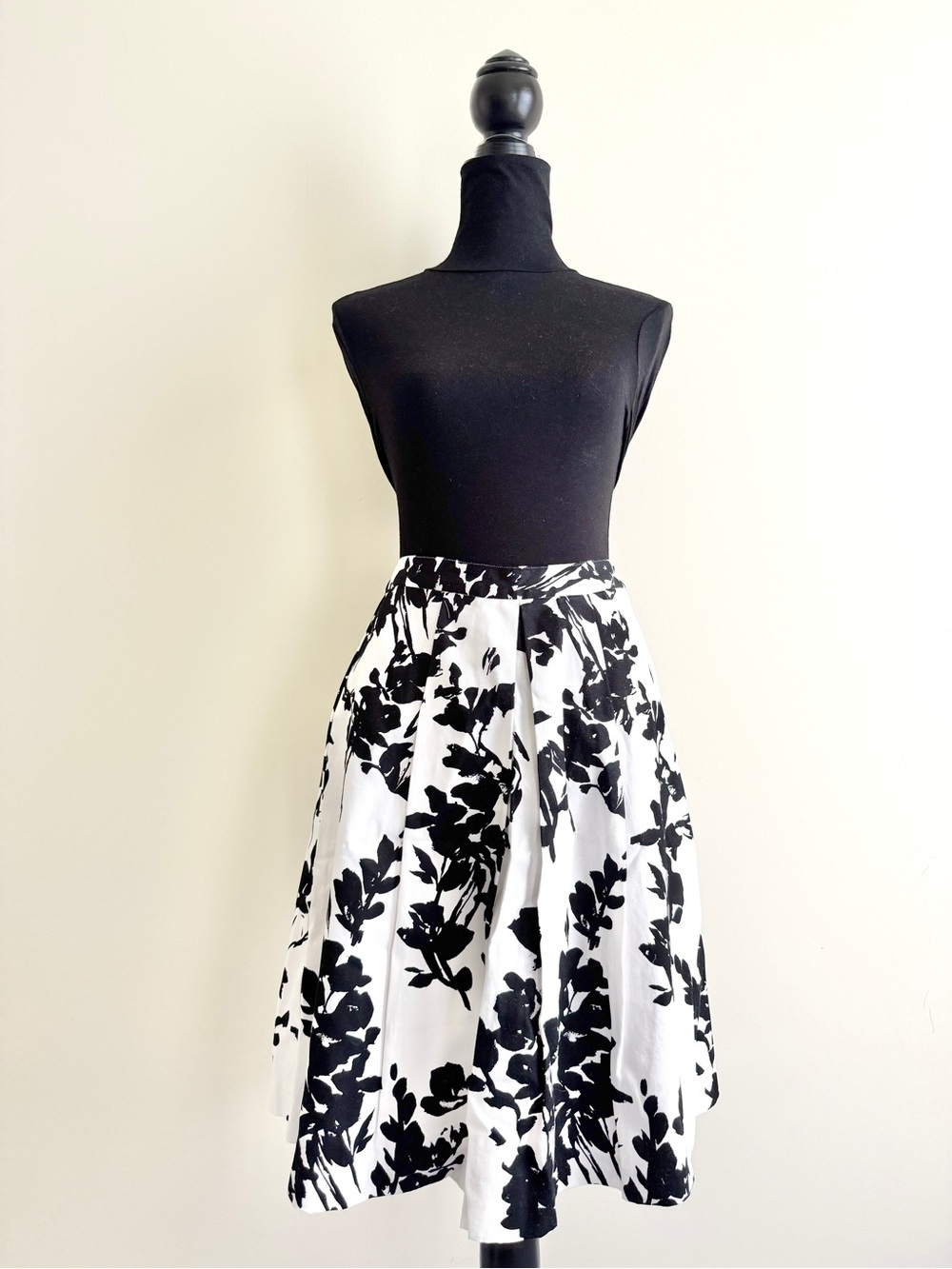 Black & White Floral Midi Skirt - Classic Women's Skirt Emaline Size 6 NWT flaw